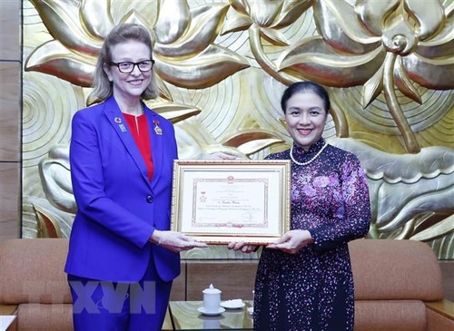 Trao Kỷ niệm chương “Vì hòa bình, hữu nghị giữa các dân tộc” tặng Trưởng Đại diện thường trú UNDP tại Việt Nam - ảnh 1