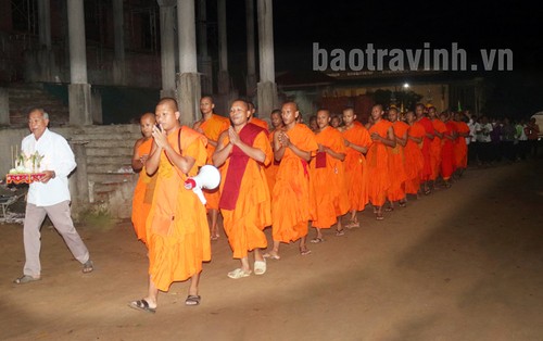 Đồng bào Khmer tỉnh Trà Vinh gìn giữ nét đẹp truyền thống trong mùa lễ Sêne Đôlta - ảnh 1