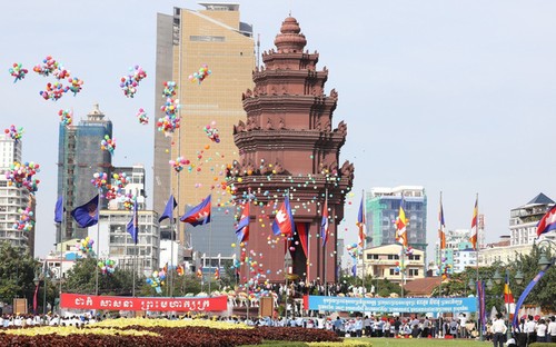 Điện mừng kỷ niệm 69 năm Ngày độc lập Vương quốc Campuchia - ảnh 1