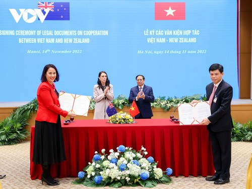Thủ tướng Phạm Minh Chính và Thủ tướng New Zealand dự Lễ ký kết các văn kiện hợp tác và gặp gỡ báo chí - ảnh 2