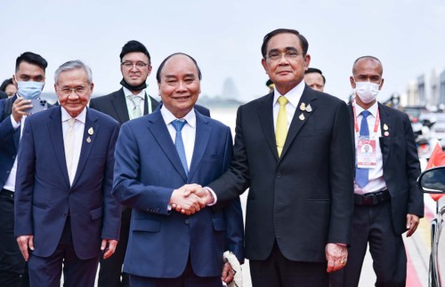 Chủ tịch nước Nguyễn Xuân Phúc đến Bangkok, bắt đầu thăm chính thức Vương quốc Thái Lan và dự Hội nghị APEC lần thứ 29 - ảnh 1
