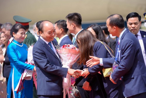 Chủ tịch nước Nguyễn Xuân Phúc đến Bangkok, bắt đầu thăm chính thức Vương quốc Thái Lan và dự Hội nghị APEC lần thứ 29 - ảnh 4