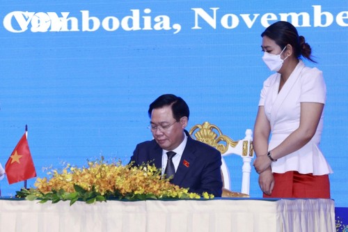 Campuchia, Lào, Việt Nam ký Tuyên bố chung, nhất trí tổ chức định kỳ Hội nghị cấp cao Quốc hội  - ảnh 1