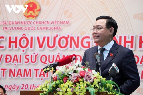 Chủ tịch Quốc hội Vương Đình Huệ gặp cộng đồng người Việt Nam tại Campuchia - ảnh 1