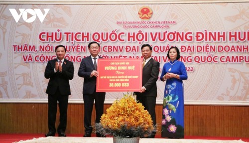 Chủ tịch Quốc hội Vương Đình Huệ gặp cộng đồng người Việt Nam tại Campuchia - ảnh 2