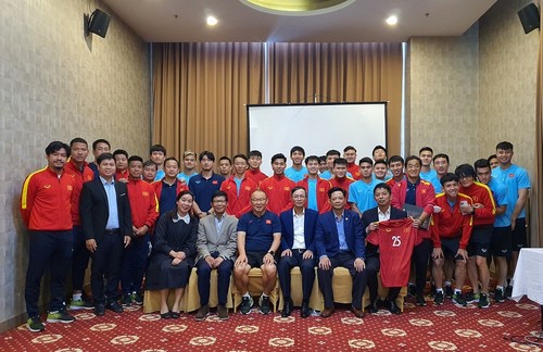 AFF Cup 2022: Lãnh đạo Đại sứ quán Việt Nam tại Lào động viên đội tuyển Việt Nam - ảnh 1