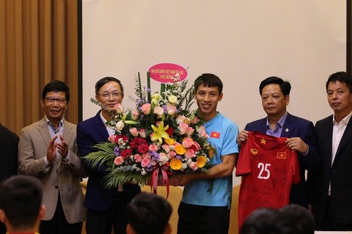 AFF Cup 2022: Lãnh đạo Đại sứ quán Việt Nam tại Lào động viên đội tuyển Việt Nam - ảnh 2