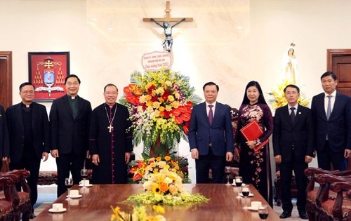 Bí thư Thành ủy Hà Nội Đinh Tiến Dũng chúc mừng Giáng sinh Tòa Tổng giám mục Hà Nội - ảnh 1