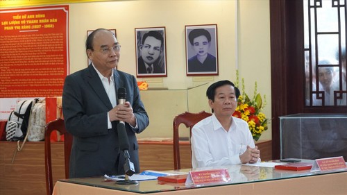 Chủ tịch nước Nguyễn Xuân Phúc trao quà cho người nghèo trong chương trình “Tết nhân ái” tại Kiên Giang - ảnh 2