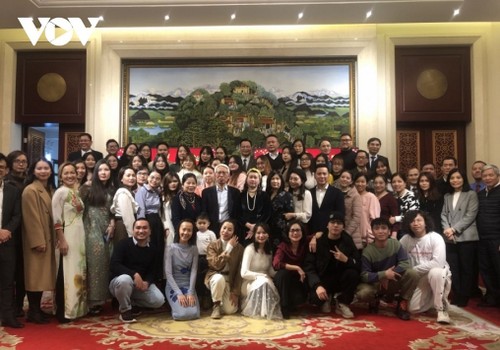 Đại sứ quán Việt Nam tại Trung Quốc gặp gỡ cộng đồng người Việt nhân dịp Xuân Quý Mão - ảnh 3