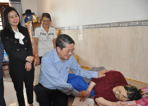 Phó Chủ tịch Quốc hội Nguyễn Đức Hải tặng quà Tết trẻ em mồ côi, khuyết tật tại Quảng Nam - ảnh 2