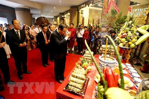 Lễ dâng bánh tét cúng Quốc tổ Hùng Vương tại Thành phố Hồ Chí Minh  - ảnh 1