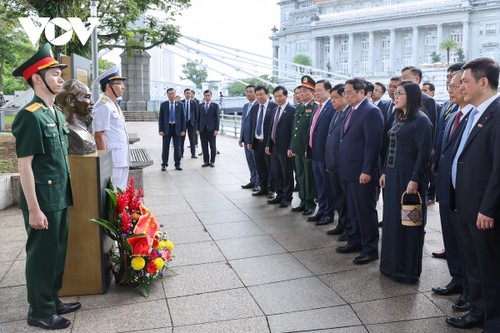 Thủ tướng Phạm Minh Chính dâng hoa tưởng niệm tại Tượng đài Chủ tịch Hồ Chí Minh và thăm Vườn thực vật Singapore - ảnh 1