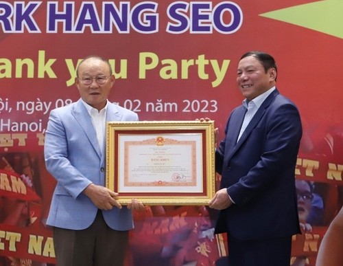 Huấn luyện viên Park Hang Seo nhận bằng khen của Thủ tướng Việt Nam  - ảnh 1
