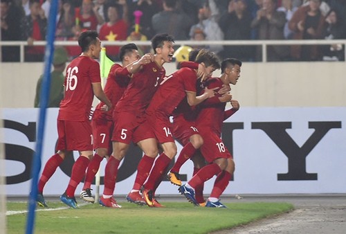 击败泰国队 越南队晋级2020年亚足联U23锦标赛决赛圈 - ảnh 1