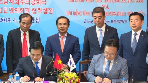 越南隆安省与韩国行政单位—— 忠清南道签署合作协议 - ảnh 1