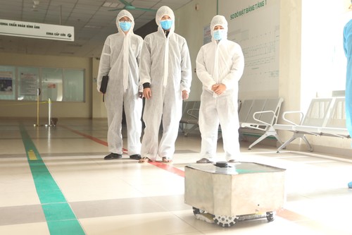 越南成功研制消毒扫地机器人防控COVID-19疫情 - ảnh 1