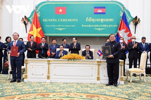 越南之声广播电台与柬埔寨信息部签署广播电视合作协议 - ảnh 1