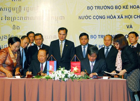 Vietnam, Cambodia boost ties in planning, statistics - ảnh 1