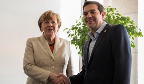 Germany pledges to help Greece not to go bankrupt  - ảnh 1