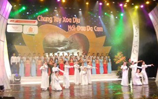 Art performance marks Day for AO/ dioxin victims - ảnh 1