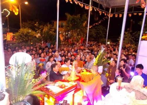Ceremony held to welcome 100 Buddhist sarira stupas - ảnh 1