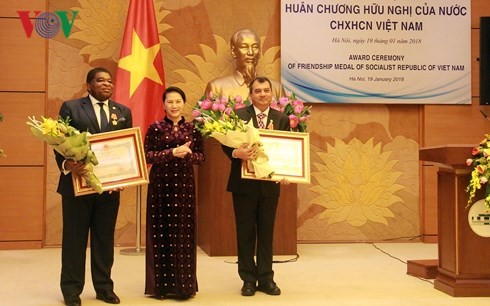 NA Chairwoman receives, presents Friendship Order to IPU leaders - ảnh 1
