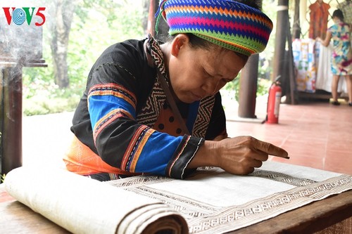Mong textile patterns recognized as intangible cultural heritage - ảnh 2