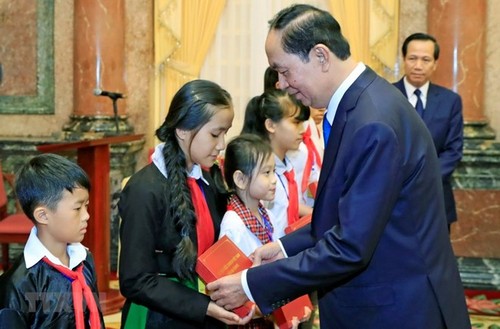 President commends disadvantaged students with high academic results - ảnh 1