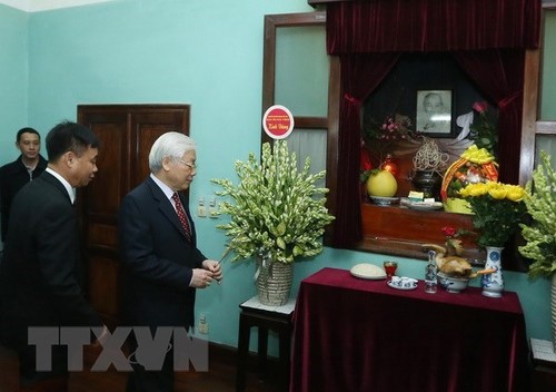 Party, State leader pays tribute to President Ho Chi Minh  - ảnh 1