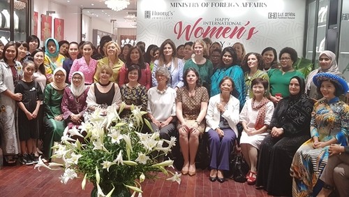 Female diplomats celebrate International Women’s Day in Hanoi - ảnh 1