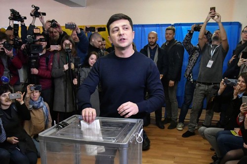Volodymyr Zelensky leads in 1st round of Ukraine’s election	 - ảnh 1