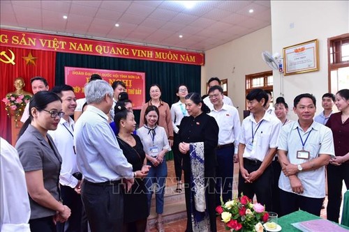 NA Vice Chairwoman Tong Thi Phong meets voters in Son La - ảnh 1