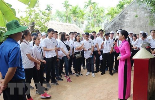 Young OVs visit President Ho Chi Minh’s hometown - ảnh 1