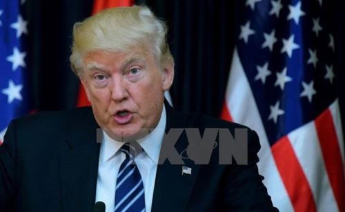 President Trump insists on applying new taxes to Chinese goods - ảnh 1