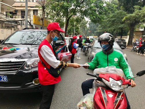 Vietnam Red Cross provides free masks, hand sanitiser  - ảnh 1