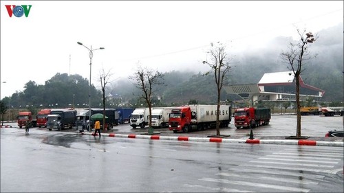 Customs clearance resumes at Coc Nam border gate - ảnh 1