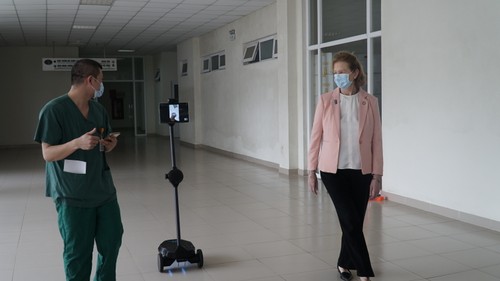 UNDP presents robots to help medical staff work remotely  - ảnh 1