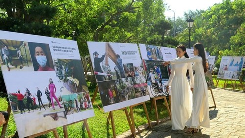 Photo exhibition features Vietnam’s fight against COVID-19 - ảnh 1