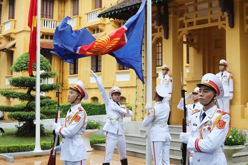 Flag raising ceremony marks ASEAN’s 53rd anniversary - ảnh 1