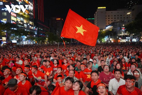 Vietnam’s red flag with yellow star – symbol of vitality  - ảnh 1