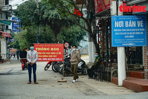 Anti-COVID-19 measures strictly enforced at festivals across Vietnam - ảnh 2