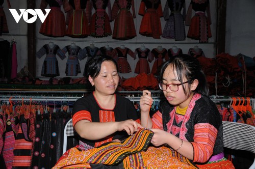 Mong ethnic embroidery, costume-making preserved in Son La province - ảnh 1