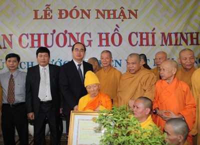 Dignatarios budistas honrados con la Orden Ho Chi Minh   - ảnh 1
