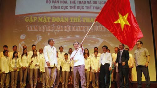 Ceremonia de abanderamiento de la delegación olímpica de Vietnam - ảnh 1