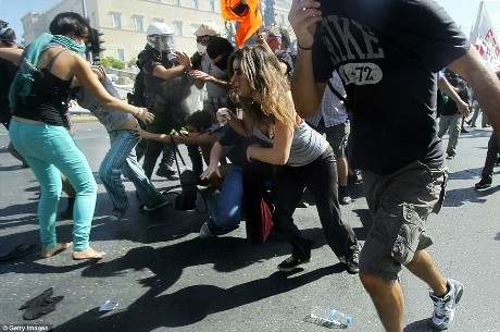 Huelgas en Grecia se convierten en disturbios contra la Policía   - ảnh 1