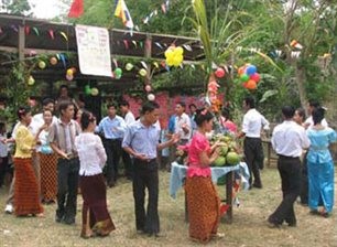 Felicitan a Jemeres vietnamitas en ocasión de su Fiesta tradicional de Sen Dolta - ảnh 1