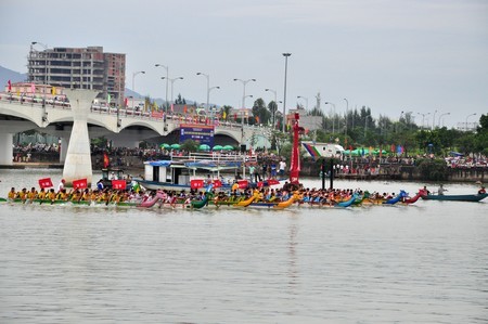 Inauguran Fiesta tradicional de carrera de barcos del dragón - ảnh 1