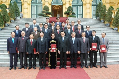 Nombra Presidente de Vietnam a nuevos embajadores  - ảnh 1