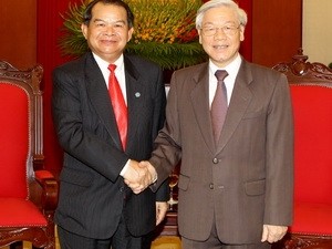 El líder del Partido Nguyen Phu Trong recibe al gobernador de Vientiane  - ảnh 1